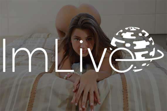 mujer desnuda en la cama detrás del logo de ImLive