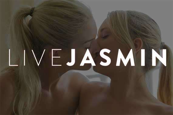 Dos chicas rubias besándose, con el logo de LiveJasmin mostrado de manera prominente sobre ellas