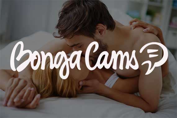 Un hombre y una mujer están en una cama, con el texto 'bongacams' en la escena