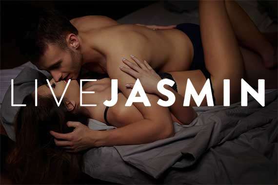 Un hombre y una mujer están en una cama, con el texto "livejasmin" en la escena