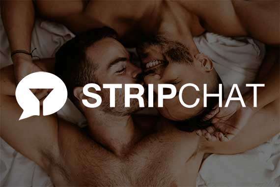 2 hombres en intimidad y sexo gay en vivo, detrás del logo de Stripchat