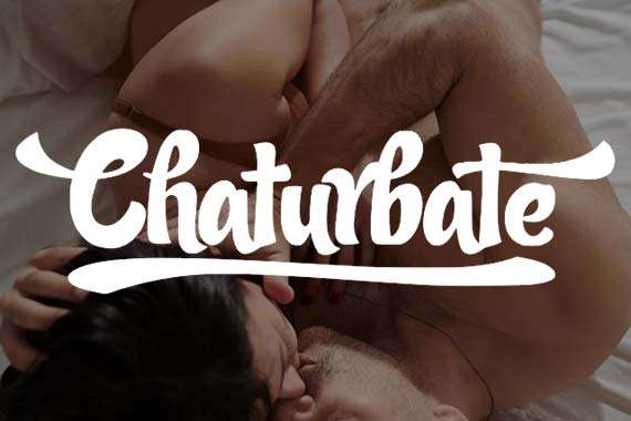 Un hombre y una mujer están en una cama, con el texto "chaturbate" en la escena